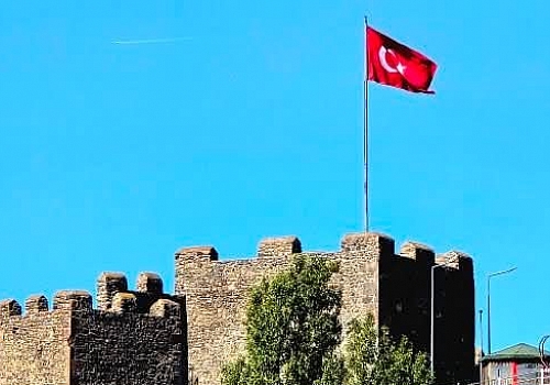 Göğe Yükselen Kızıl Şölen: Ardahan Kalesi