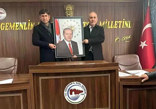 Göle AK Parti İlçe Başkanı Sinan Karatay dan Meclis üyelerine anlamlı hediye 