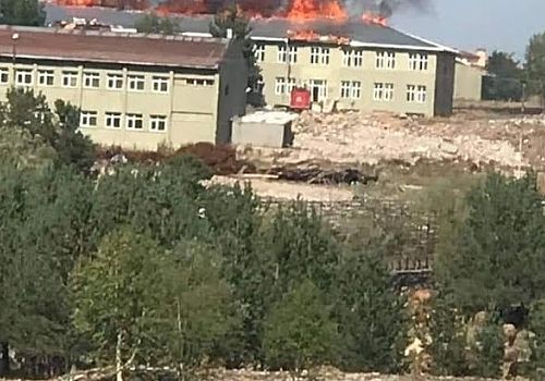 Göle de Boşaltılmış askeri alanda çıkan çatı yangını korkuttu