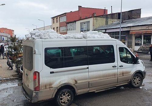 Göle de, çatıdan üzerine kar ve buz kütlesi düşen minibüste hasar oluştu.