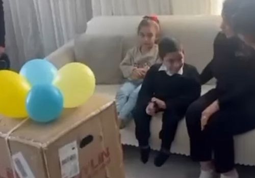 Göle de Çocuk Gülerse Dünya Güler sloganıyla anlamlı destek