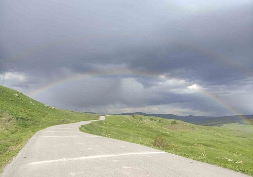 Göle de etkili olan yağmur sonrası, gökyüzünde oluşan gökkuşağı görenleri hayran bıraktı