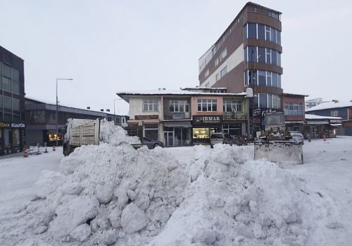 Göle de, etkili olan yoğun yağışla biriken kar kütleleri kamyonlarla ilçe dışına taşınıyor