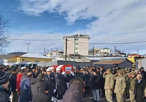 Göle de Halı sahada kalp krizi geçiren polis memuru hayatını kaybetti