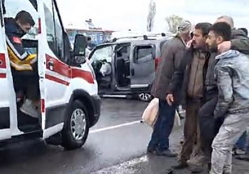 Göle de kafa kafaya çarpışan iki araç hurdaya döndü: 2 yaralı