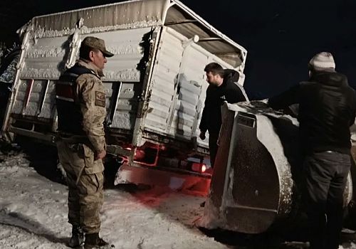 Göle de Kar Yağışı Nedeniyle Mahsur Kalan Vatandaşlara Jandarmadan Yardım