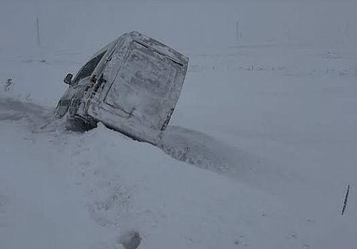 Göle de Kara Saplanan Cenaze Aracı Vatandaşların Yardımıyla Kurtarıldı
