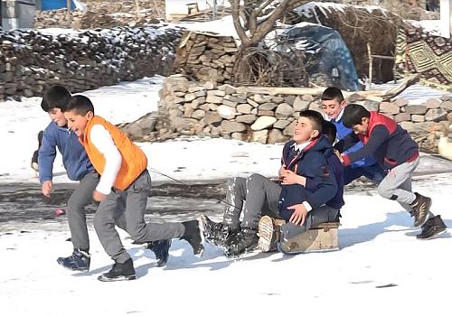 Göle de Karla kaplı alanlarda toplanan çocuklar düşe kalka kızak keyfini yaşadı