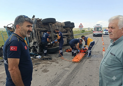 Göle de Korkunç Kaza: Beton Mikseri Devrildi, Sürücü Ağır Yaralandı