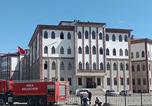 Göle'de Yürekler Ağza Geldi: Kaymakamlık Çatısında İntihar Girişimi
