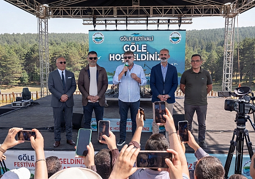 Göle Festivali'nde Ünlü Geçidi ve İzdiham Coşkusu