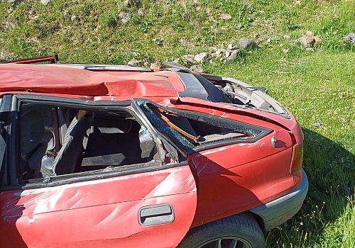 Göle karayolunda meydana gelen kazada, 2 kişi yaralanarak hastaneye kaldırıldı.