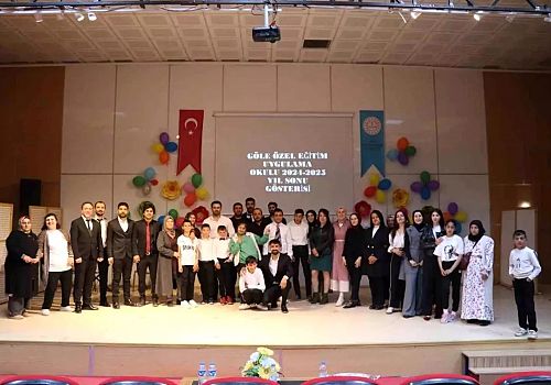 Göle Özel Eğitim Uygulama Okulu öğrencileri yıl sonu gösterisinde yeteneklerini sergileyerek izleyenlere duygusal anlar yaşattı.