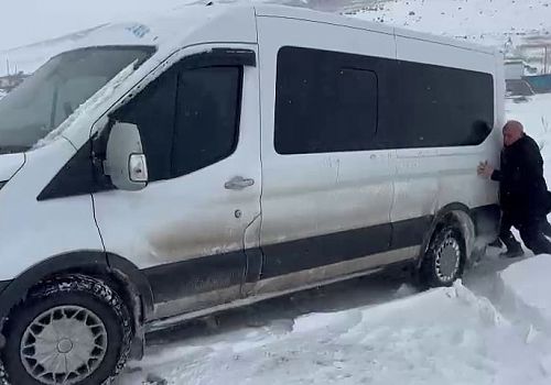 Göle Sürügüden Köyü Yolunda mahsur kalan öğrenci servisinin imdadına meclis üyeleri yetişti 