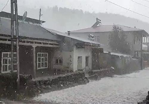 Göle ye  Yeniköy köyünde etkili olan sağanak ve dolu, köyü beyaza bürüdü.