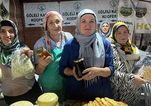 Göleli kadınlar Esenyurt Meydanın'da ki etkinlikte yöresel gıdaları satarak kız çocukların burslarını ödüyorlar