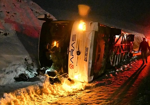 GÜNCELLEME 2 - Kars-Erzurum yolunda otobüs devrildi, 4 kişi öldü, 18 kişi yaralandı