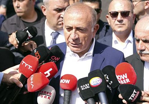 Gürsel Tekin CHP’nin 102. kuruluş yıl dönümü dolayısıyla Taksim Cumhuriyet Anıtı’na çelenk bıraktı.