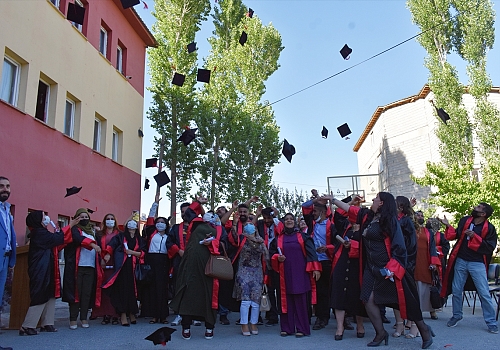 Hakkari'de 80 kişi okumanın yaşı yoktur diyerek lise eğitimini tamamladı