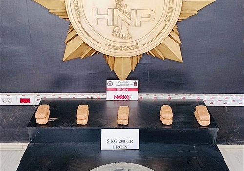 Hakkari'de aracın stepnesine gizlenmiş 5 kilo 200 gram eroin ele geçirildi