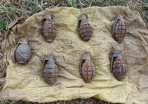 Hakkari'de toprağa gömülü el bombaları ele geçirildi