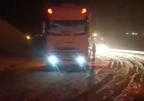 Hakkaride aniden bastıran kar yağışı ve tipi nedeniyle çok sayıda araç yolda mahsur kaldı