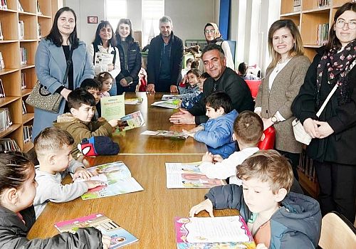 Hanak Anaokulu öğretmen ve öğrencileri, Hanak İlçe Kütüphanesi'ni ziyaret etti