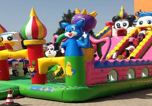 Hanak Belediye Başkanı Erdal Kurukaya Çocuklar için şişme oyun parkı kurulacağını duyurdu.