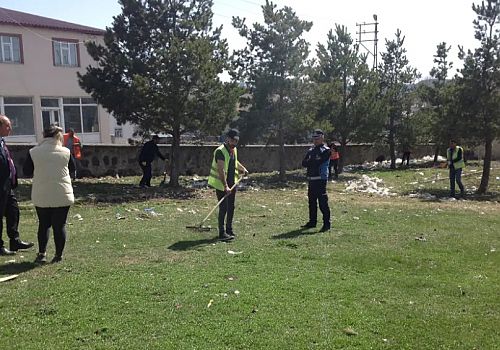 Hanak Belediye Başkanı Erdal Kurukaya’nın ilk icraatı çevre temizliği oldu.