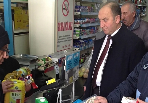 Hanak Belediye Başkanı Erdal Kurukaya Zabıta ekipleriyle marketlerde denetime çıktı