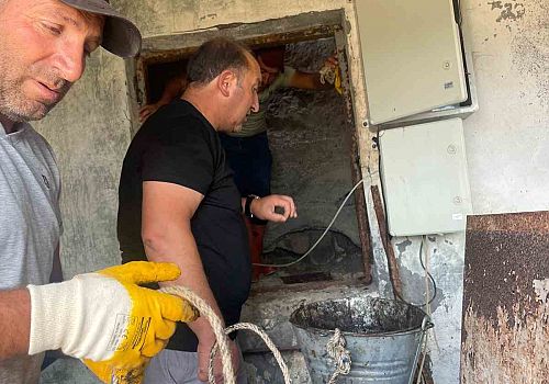 Hanak Belediyesi içme suyu deposunda temizlik ve bakım onarım çalışmaları yaptı.