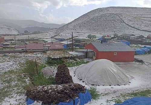 Hanak dolu yağışı ile beyaza büründü