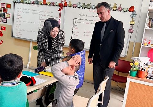 Hanak İlçe Kaymakamı Elif Meram okulları ziyaret etti 