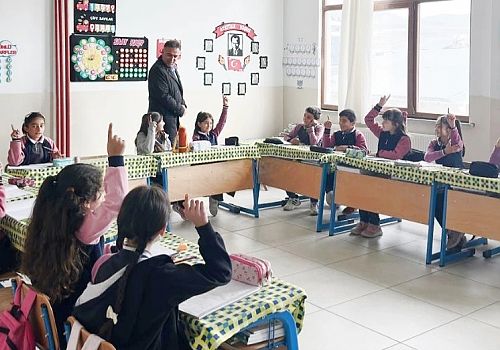 Hanak İlçe Milli Eğitim Müdürü Mesut Yolcu, Ortakent İlk ve Ortaokulu’nda Matematik Dersine Katıldı