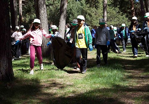Hanak ilçesindeki Orman parkında çevre temizliği etkinliğin düzenlendi
