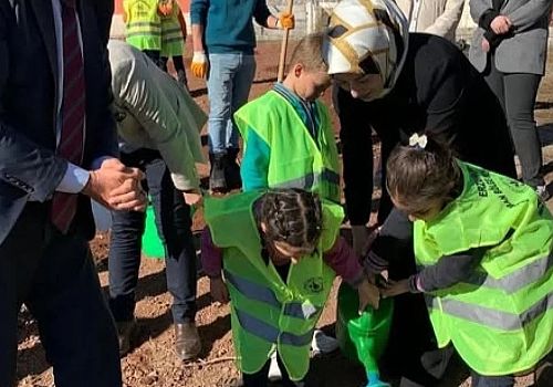 Hanak Kaymakamı Elif Meram, anaokulu öğrencileriyle birlikte fidan dikti