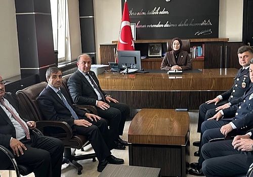 Hanak Kaymakamı Elif Meram, ilçe protokolünü makamında kabul ederek bayramlaşma programı gerçekleştirdi