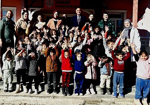 Hanak Kaymakamı Elif Meram, Minik Öğrencilerle Duvar Boyama Etkinliğinde Buluştu