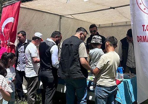 Hanak Kaymakamı Elif Meram, Tarım Müdürlüğü’nün açtığı standı gezerek yapılan çalışmalar hakkında bilgi aldı