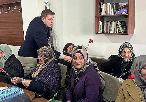 Hanak Kaymakamı kadın kuran kursunu ziyaret ederek 8 Mart Dünya Kadınlar Günü'nü kutladı