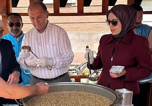 Hanak Kaymakamlığı, İlçe Müftülüğü ve Belediye iş birliğiyle düzenlenen etkinlikte, Muharrem ayı dolayısıyla vatandaşlara aşure ikram edildi