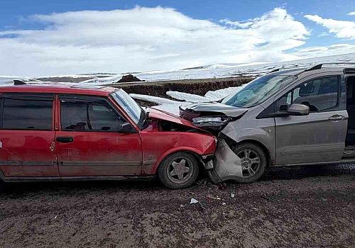 Hanak Ortakent Yolunda Sıcak Saatler: İki Otomobil Çarpıştı, Ekipler Seferber Oldu