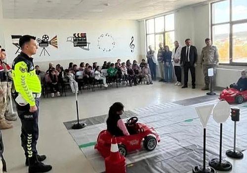 Hanak’ta Jandarmadan Miniklere Trafik Dersi ve Kitap Sürprizi
