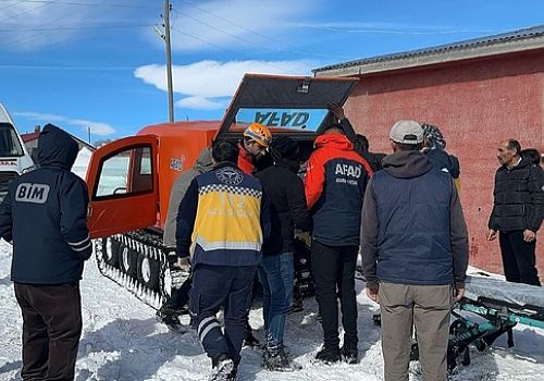 Hanak ta kar nedeniyle köyde mahsur kalan yaşlı hasta, paletli araçla kurtarıldı