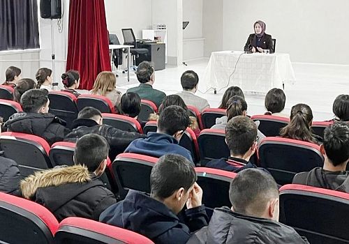 Hanak’ta Kariyer Günleri Başladı: Kaymakam Meram Öğrencilerle Buluştu