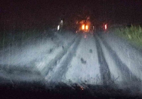 Hanak ta önce yağmur sonra dolu etkili oldu Şiddetli dolu yağışı nedeniyle yollar beyaza büründü