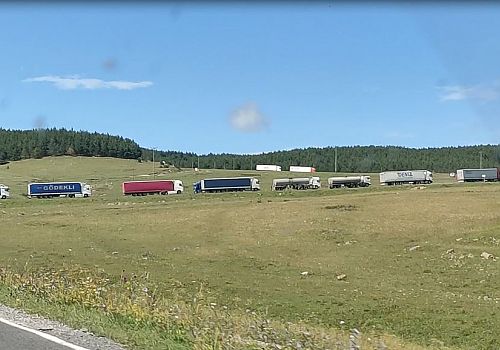 Hanak ta ormanlık alan mevkiinde kaza meydana geldi. Kaza sonucu devrilen TIR yolu ulaşıma kapattı