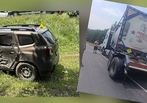 Hanak ta  tırın çarptığı otomobildeki 5 kişi yaralandı.