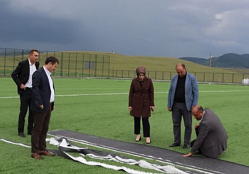 Hanak ta yapımı devam eden sentetik futbol sahasında incelemelerde bulundu
