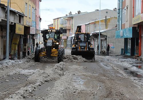 Hanak’ta Yoğun Kara Karşı Aralıksız Mücadele: Belediye Ekipleri Sahada